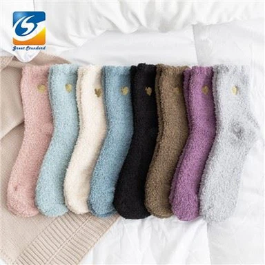 Chaussettes moelleuses à logo brodé pour femmes de couleur unie